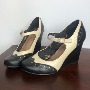 Restricted Vintage Spectator Wedge